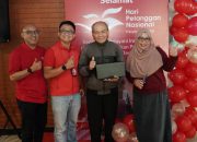 Telkomsel Serahkan Hadiah Mobil pada Momen Hari Pelanggan Nasional di Surabaya