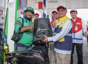 Pertamina Patra Niaga Berbagi, Ojol Surabaya Dapat Bantuan Pendidikan dan Ganti Oli Gratis