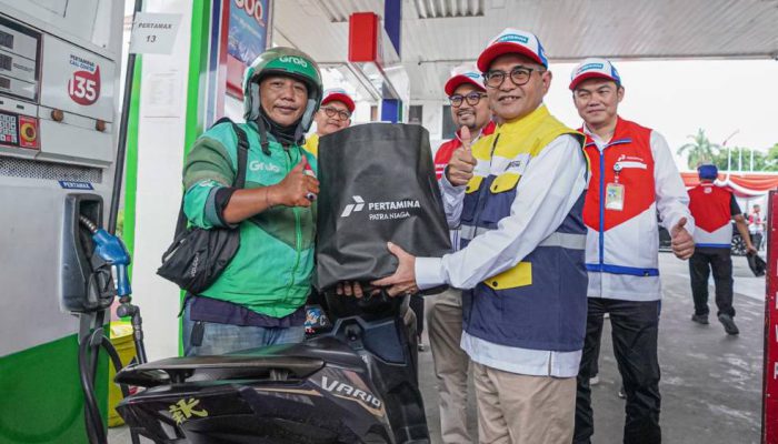 Pertamina Patra Niaga Berbagi, Ojol Surabaya Dapat Bantuan Pendidikan dan Ganti Oli Gratis