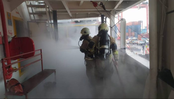 Kapal Peti Kemas Verizon Terbakar di Tanjung Perak, Api Padam Setelah Empat Jam