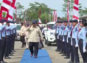 Resmikan SMA Taruna Nusantara, Presiden Prabowo Sapa Warga Malang dari Atas Mobil Maung