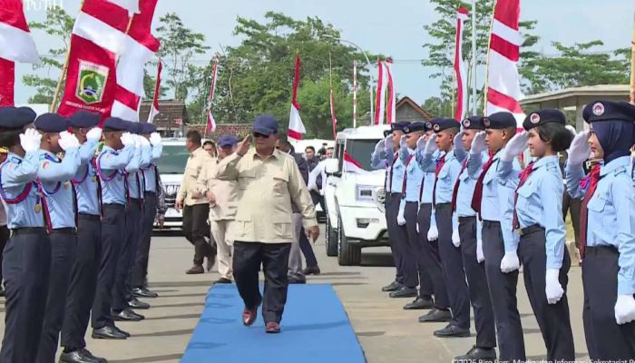 Resmikan SMA Taruna Nusantara, Presiden Prabowo Sapa Warga Malang dari Atas Mobil Maung