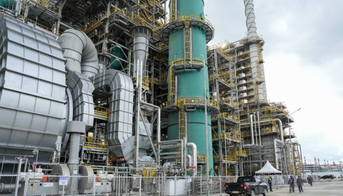 SIG Pasok 115.609 Ton Semen untuk Kilang Terbesar yang Diresmikan Presiden Prabowo