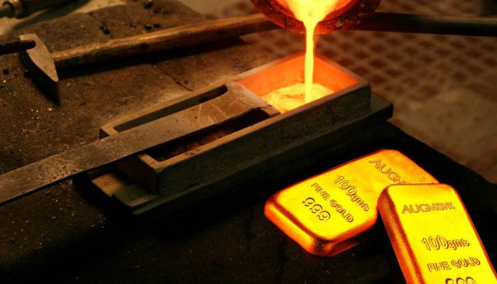 Emas Terjun Bebas 9,5 Persen, Rekor Terburuk dalam 14 Tahun Terakhir