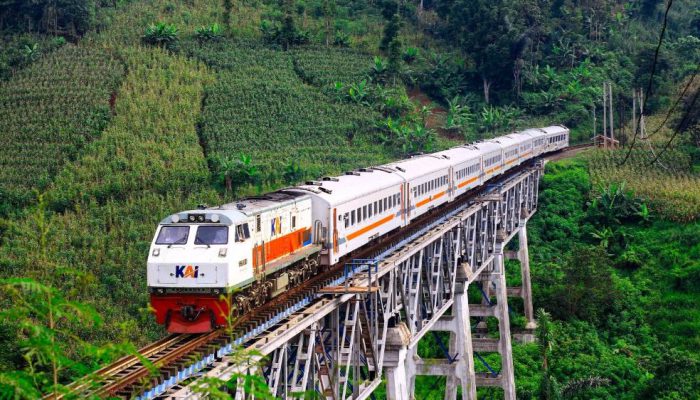 KAI Pastikan Seluruh Lokomotif Gunakan Biosolar B40, Dukung Energi Berkelanjutan