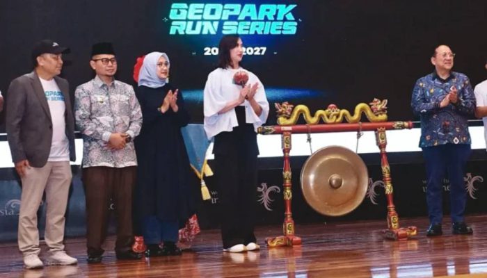 Kemenpar Kenalkan Keindahan Geopark Ijen melalui Event Lari Nasional
