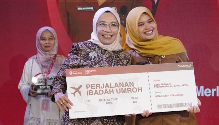 Telkomsel Apresiasi Guru SMAN 4 Surabaya, Sofie Mellyani Juara Terpujilah GURU